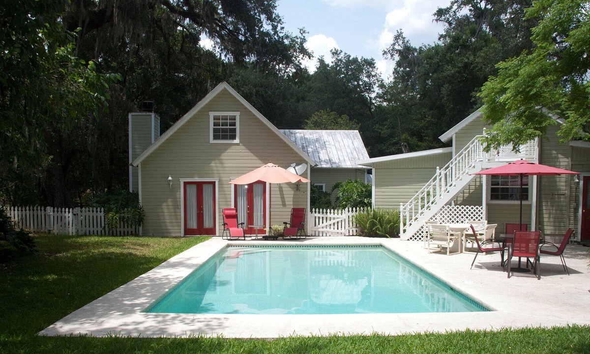 Valrico House | The Farmhouse at Country Retreat - a charming, idyllic, pet-friendly oasis