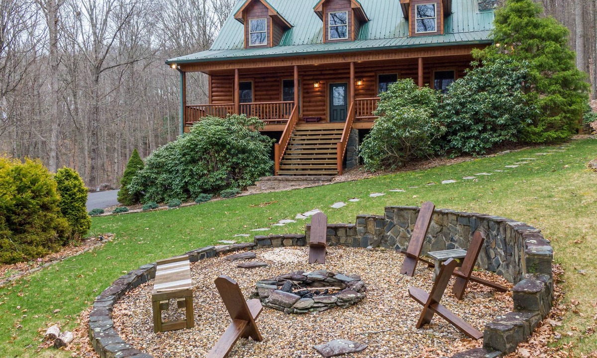 Lansing House | The Forge: Dog Friendly Cabin | Firepit | Gated community 15min to West Jefferson!