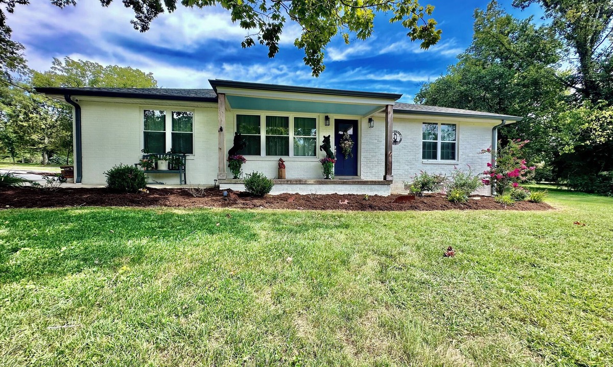 Dickel House | The Fox Den, luxury home, just 2 minutes away from the iconic Bell Buckle Cafe.