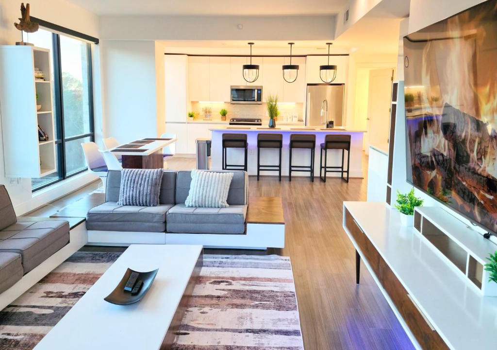 South Tuxedo Park Apartment | The Glasshouse in Buckhead Luxury 3BR With Pool