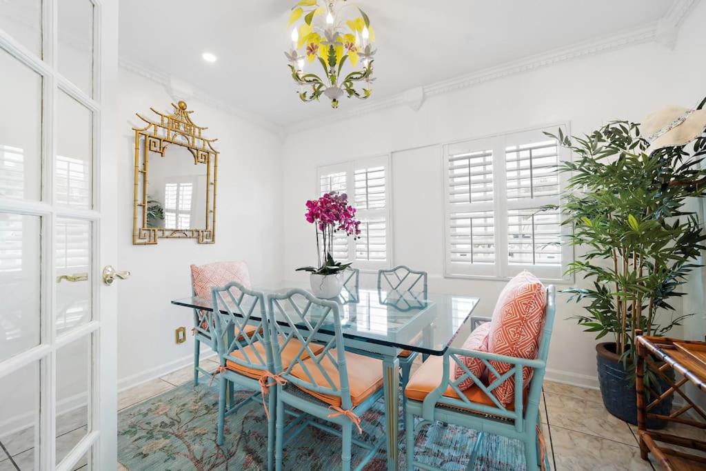 West Palm Beach Apartment | The Golden Alligator 2 - 3 beds 1 bath Palm Beach Regency style, near everything