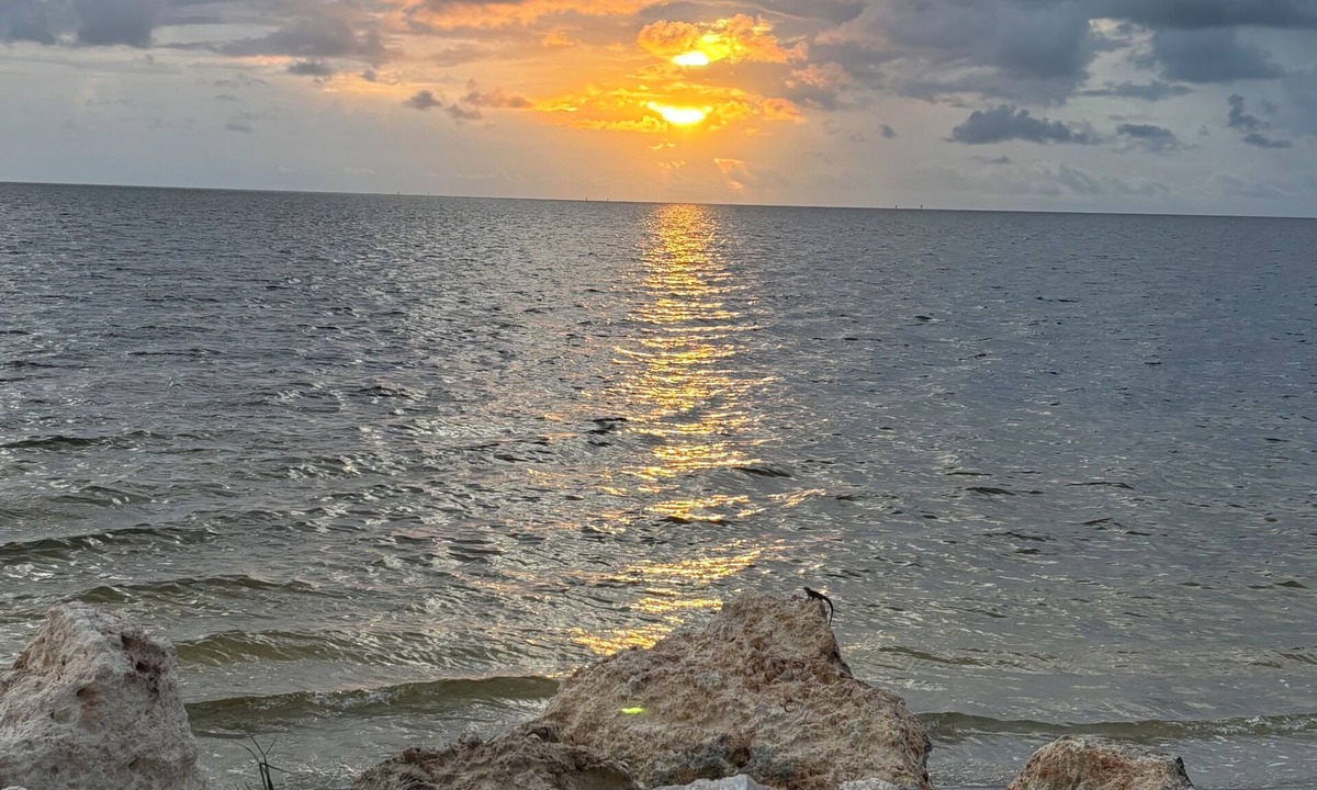 Flor-a-mar House | The Golden Pelican – Your Waterfront Escape in Gulf Harbors
