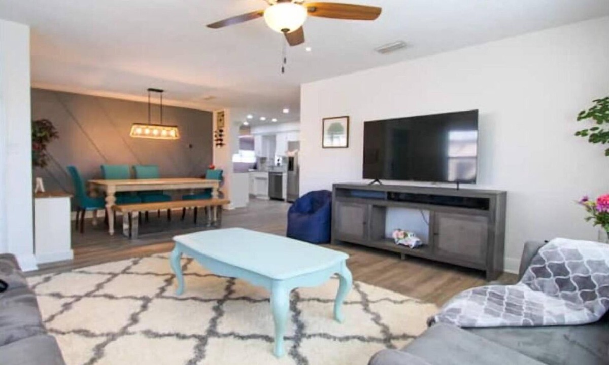Beach Park House | The Good Vibes House- Close to Airport Soho Dtown