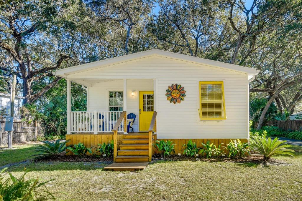 Palm Coast House | ‘The Hammock Cottage’ w/Fire Pit < 1 Mi to Beach!