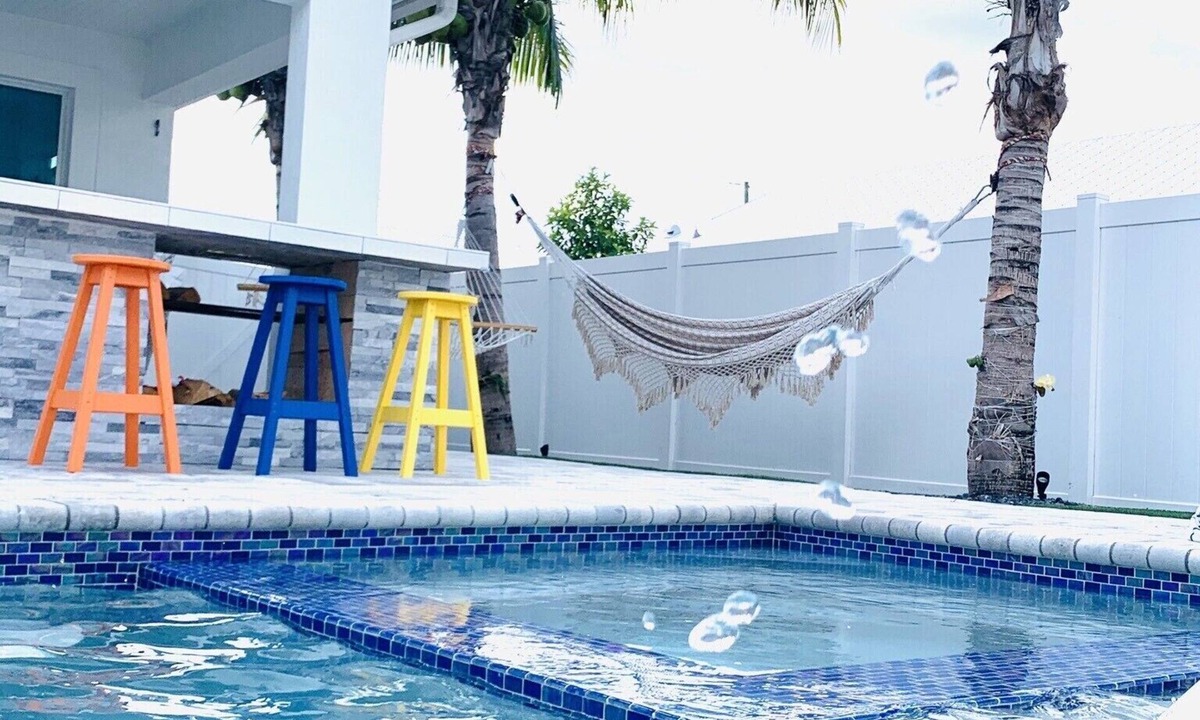 Jupiter House | The Hammock House Salt Pool & Jacuzzi! Near beach. Private!