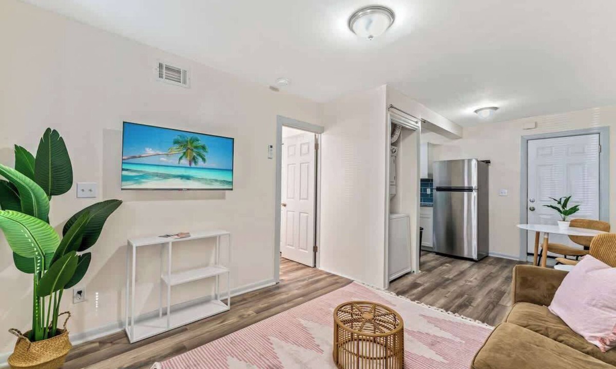 South Riverside Apartment | *The Hendricks #2* TV, AC, Wi-Fi