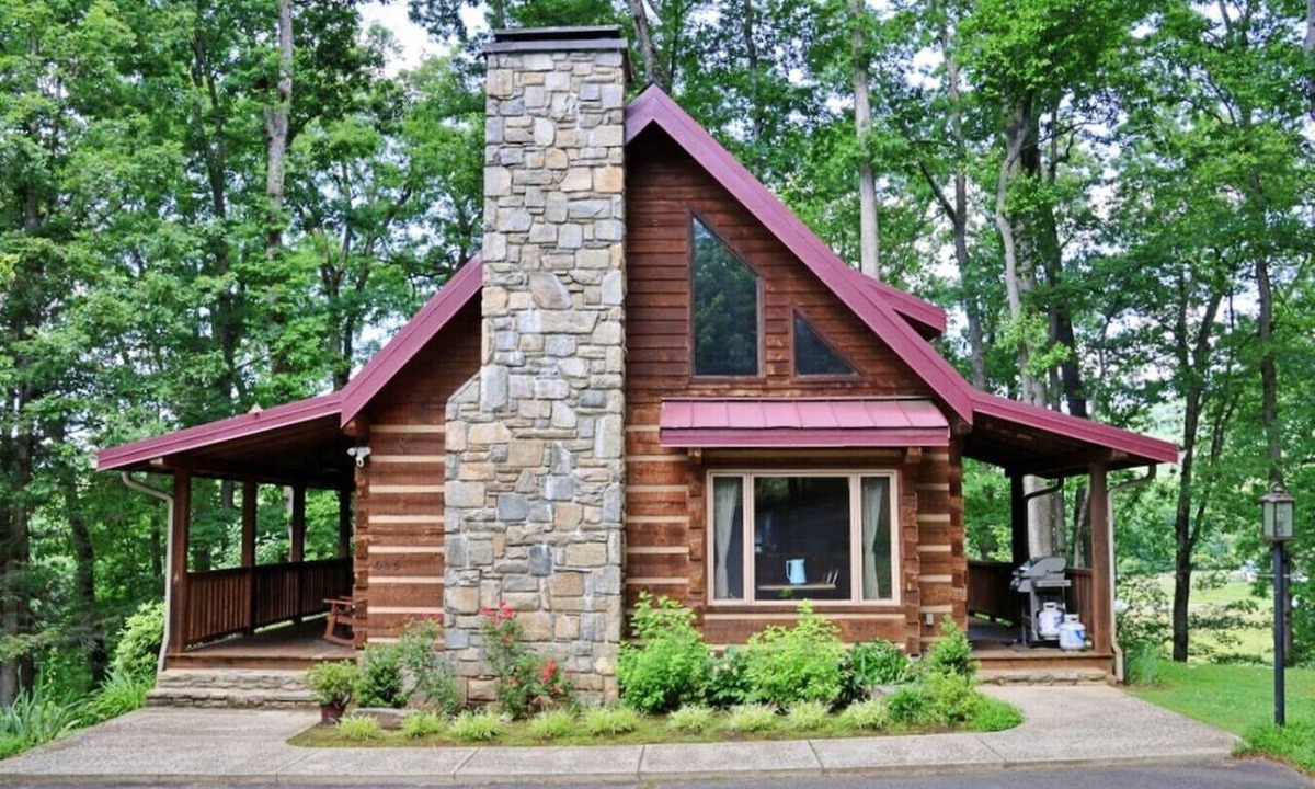 Cherokee Cabin | The Highland: Pet Friendly, Near Golf & Casino