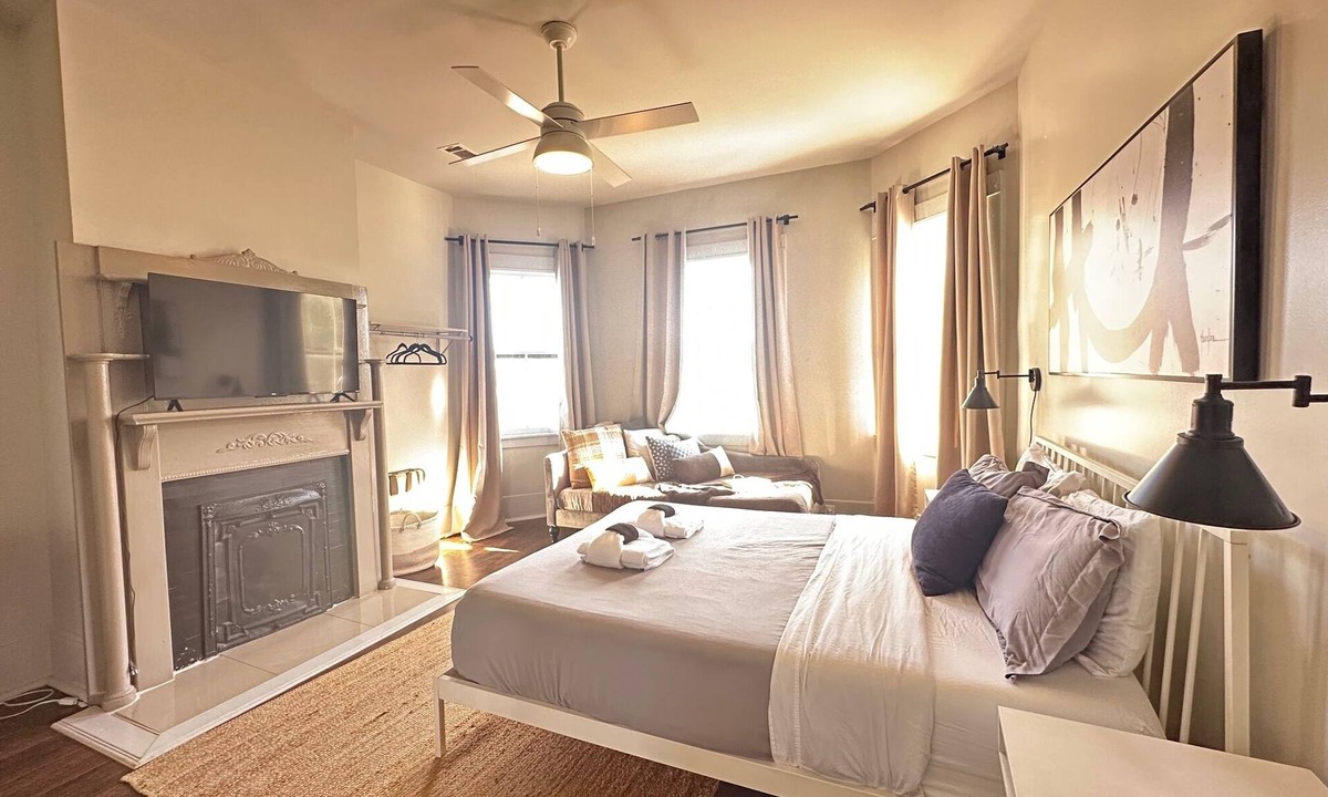 Thomas Square House | The Historic Darling House + Hot tub in Downtown Savannah! Great for Groups!