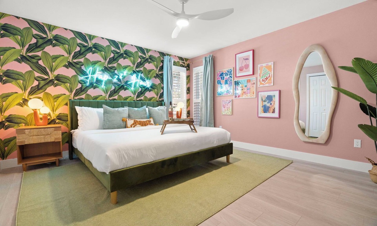 Clearwater House | The Honeydew l Clearwater l Pool, Tiki Bar, Putting Green, Games l Pet Friendly
