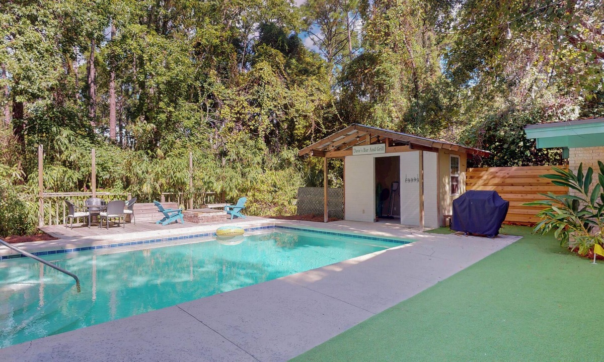 Jekyll Island House | The Iconic Charlotte's Chateau - 2 minute walk to beach w/Private Pool