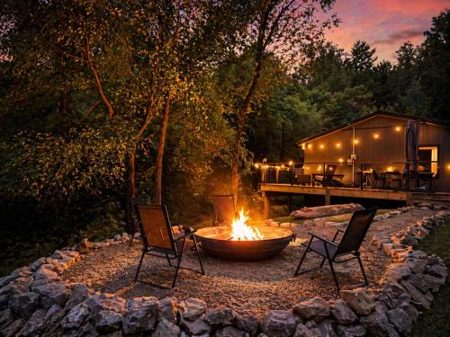 Smithville House | The Little Lake House - Hot Tub, Fire Pit, 1 Min from Boat Launch & Swimming
