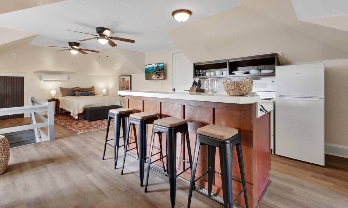 Rogers Deland House | The Loft | Vaulted Studio, Treetop Views, Stetson & Downtown DeLand