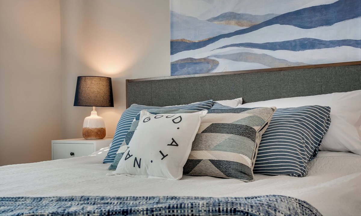 Gracewood Apartment | The Madison: 2 King Beds - TVs in BRs - Pool & Gym - WiFi - Washer & Dryer