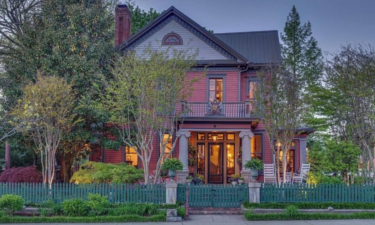 Springfield House | "THE MAYBELLE" 1892 Historic Two Story Victorian Home, Downtown Springfield, TN