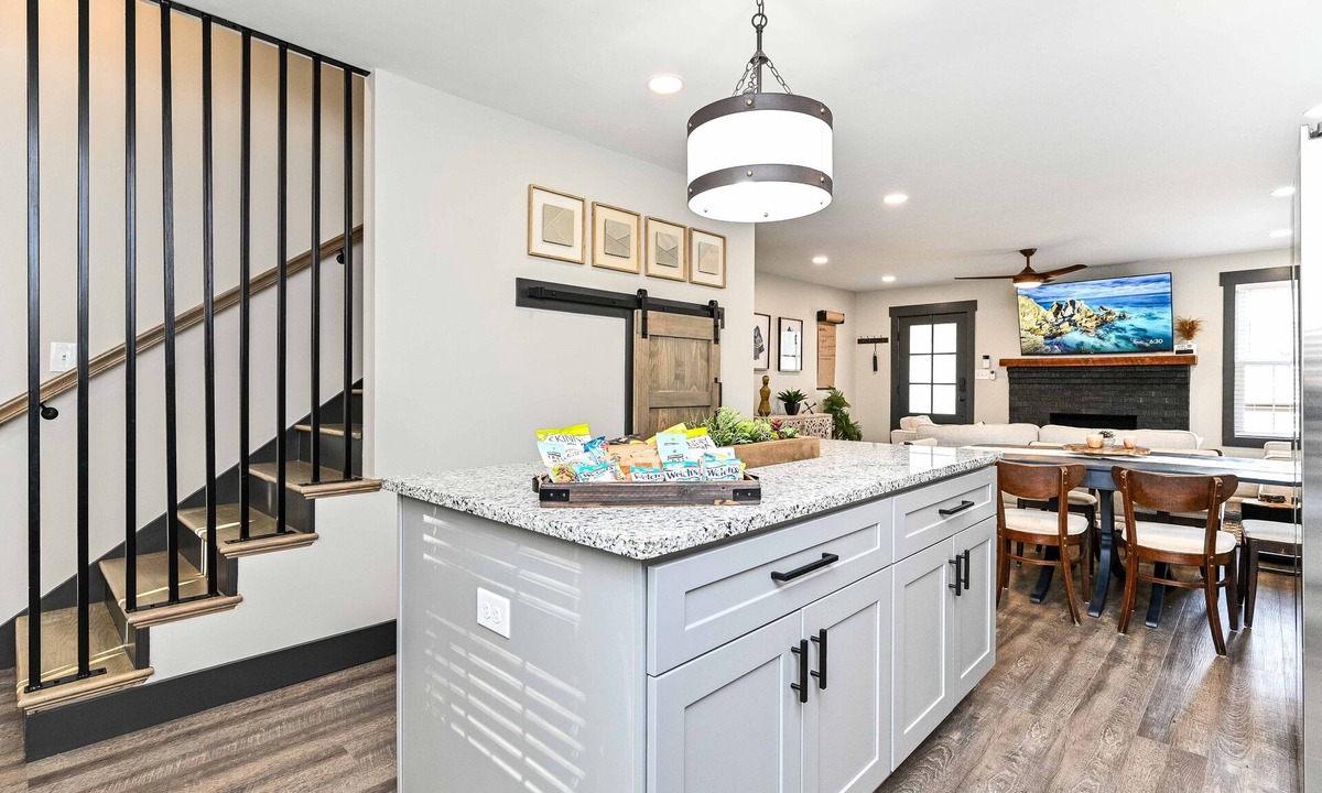 Sans Souci House | The Mid-Mod 3 Miles to Downtown /Furman!