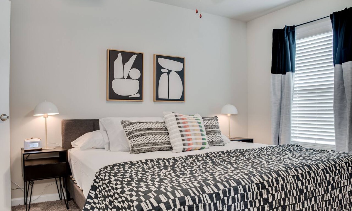 Augusta Apartment | The Monroe: King Bed - Full Kitchen - TV in Bed Room - Fast WiFi - Washer/Dryer