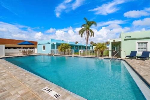 Redington Shores Apartment | The Monterey