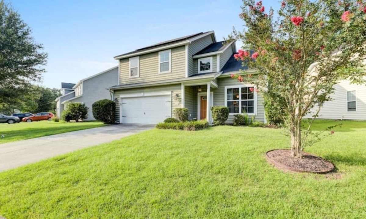 North Charleston House | The Mulberry: huge yard full kitchen 32 minutes to the beach