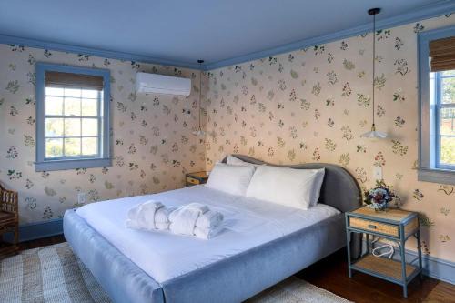 Harleston Village Bed & Breakfast | The Nicholas Carriage King Suite - Walk to King
