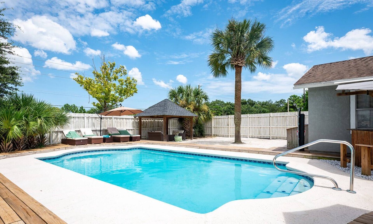 Girvin House | The Oasis Retreat Jax w/HEATED Pool, Tikibar/Lounge area ⛱