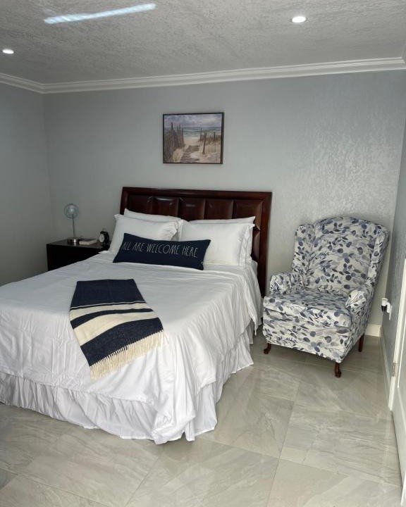 West Palm Beach House | THE OCEAN PALMS SUITE