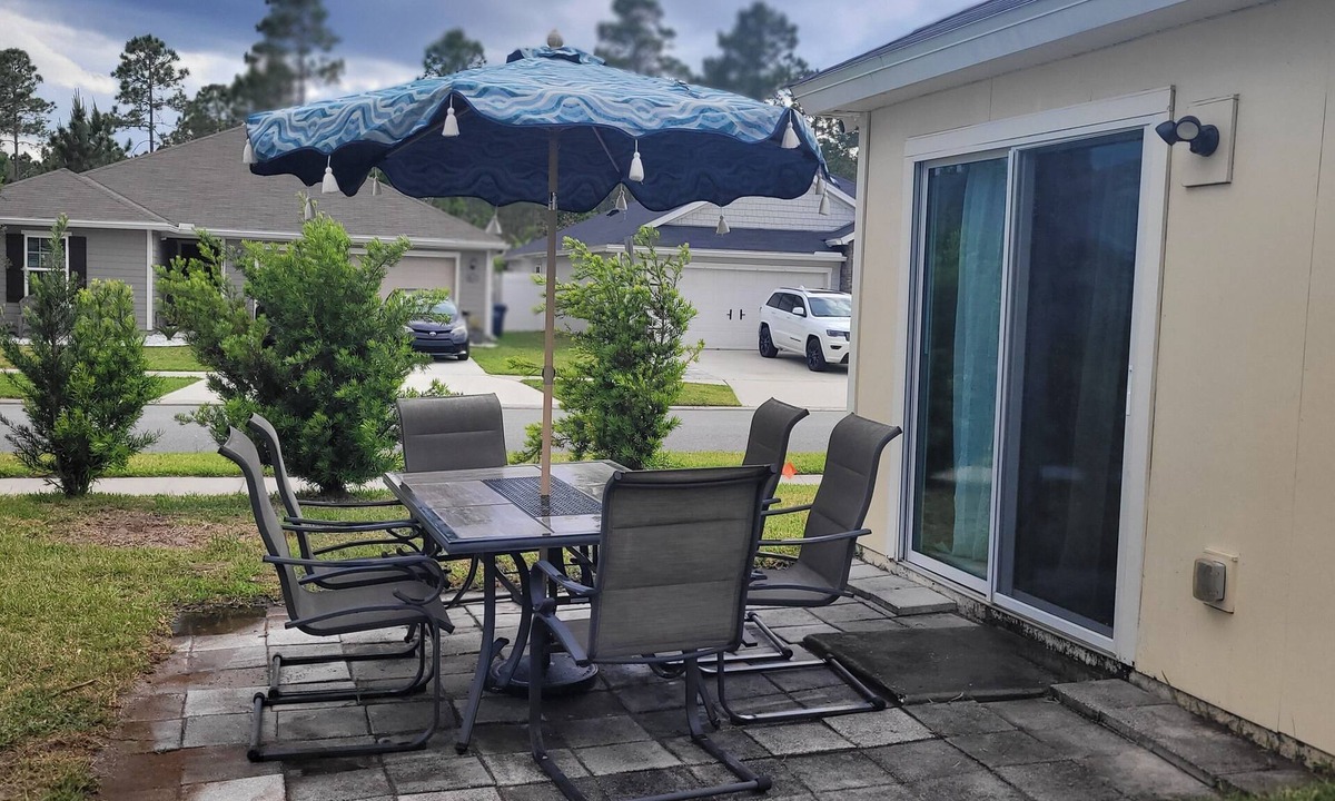 Yulee House | The Ocean Sunflower Cottage 🌻Conviently located to beaches, airport & shopping.