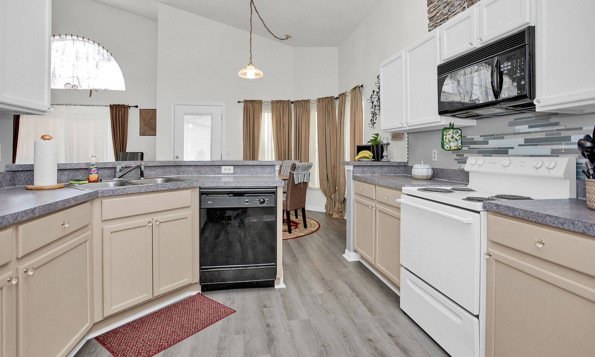 Lake Davenport Estates House | The Orlando Bungalow: WITH POOL! Spacious Home Only 15 Minutes to Disney World!