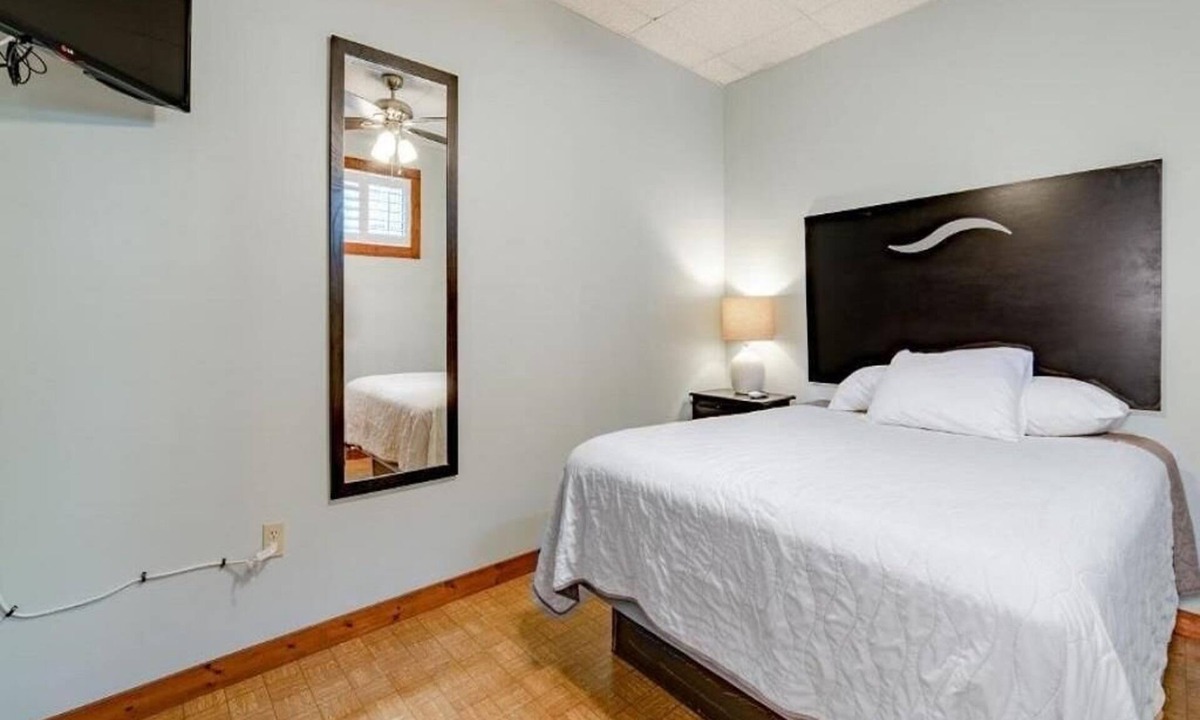 Downtown Boca Grande Historic District House | The Palmetto Inn - Blue Marlin - 2 Bedroom Queen Apartment