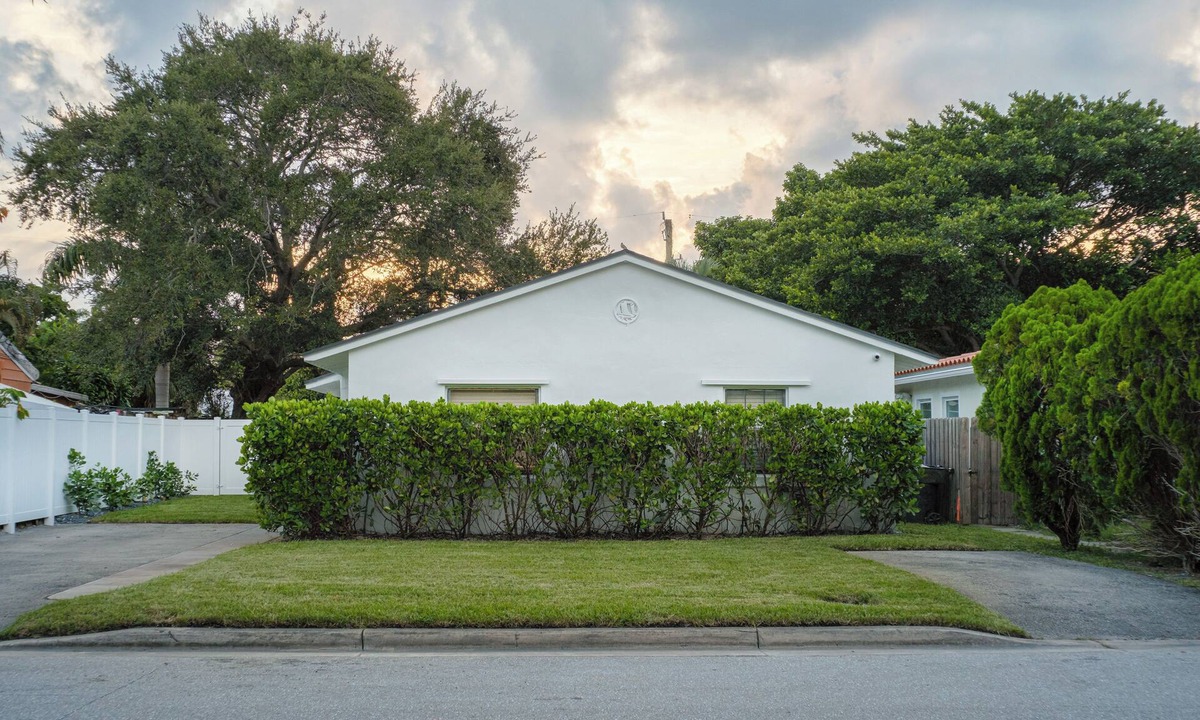 Lake Ridge House | 'The Peacock Bungalow' Near Fort Lauderdale Beach!
