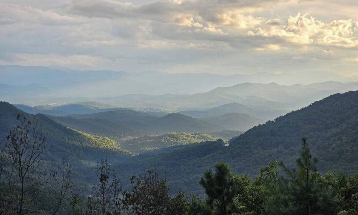 Franklin House | The Ridge House-EV charger with an Awesome View, Wifi and Full Kitchen