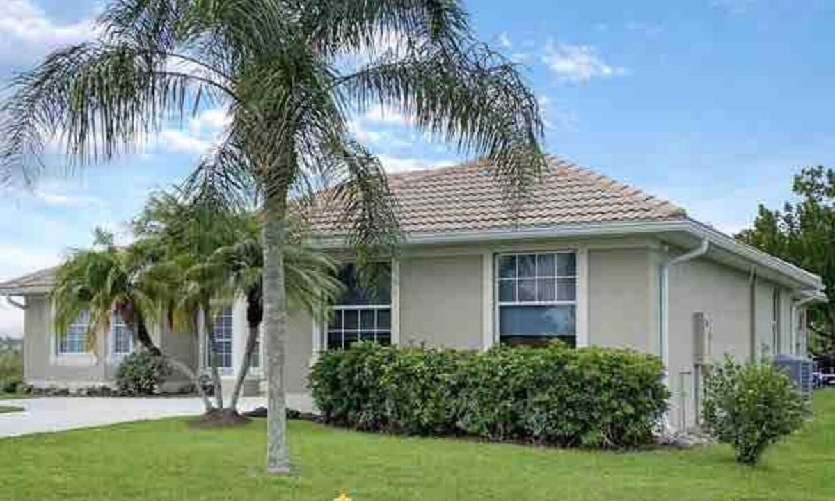 Naples House | The Royal Palm Golf Community 4 BR 3BA Pool home.nn
