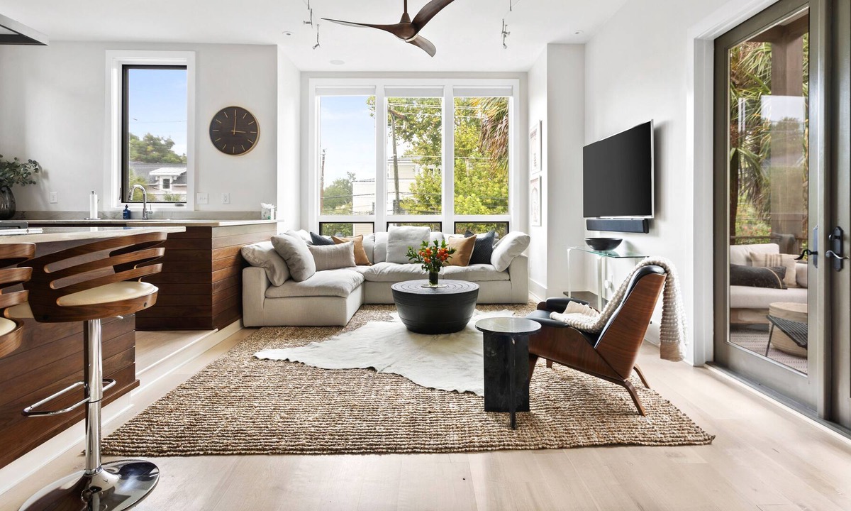 Westside Condo | The Rutledge Suite- Modern 4/3