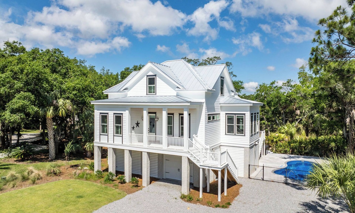 Saint Helena Island House | The Second Star- 1 Block to Sand and Ocean!