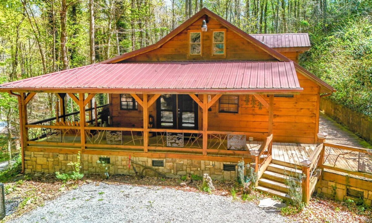 Townsend Cabin | The Skinner’s Cabin: Hot Tub, Fireplace & Grill!