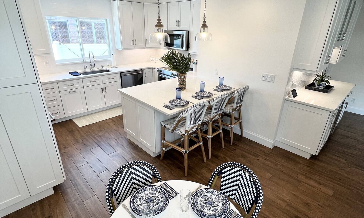 Poinsettia Heights House | The Snowbird - Heated Pool 10 minutes from the beach!