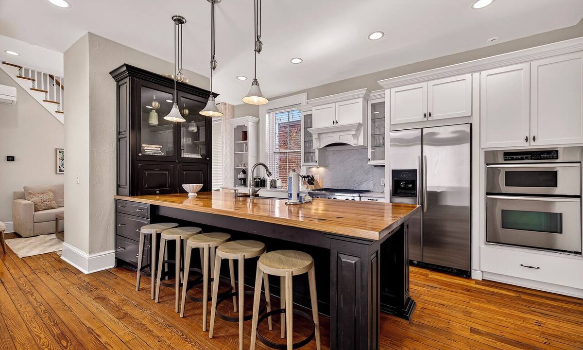 Savannah Victorian District Apartment | The Squares of Savannah: Bright and Cheery Two-Story Digs by Lucky Savannah