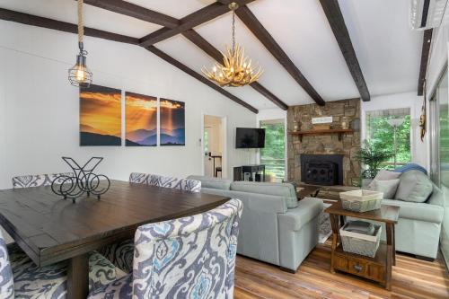 Black Mountain House | The Sunset Chalet Pet-friendly, Deck & 5 Minutes to Black Mountain!