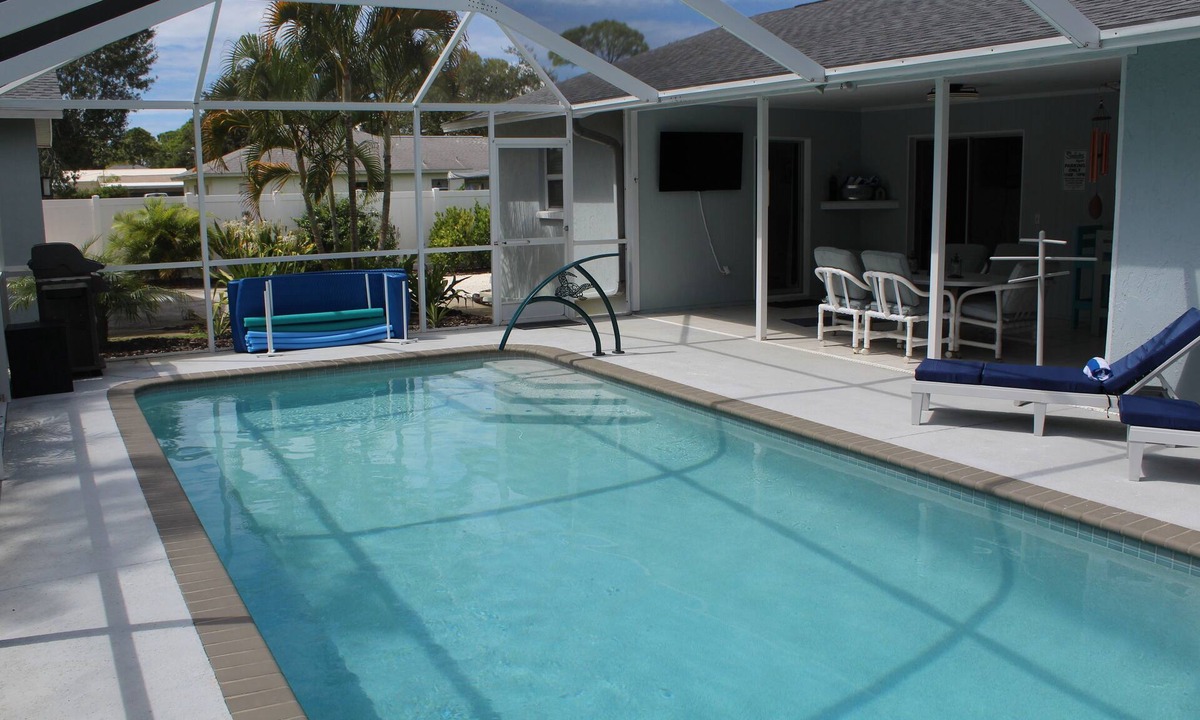 Englewood House | "The Sweet Spot" 3/2 Pool Home With Golf Cart in the Heart of Old Englewood