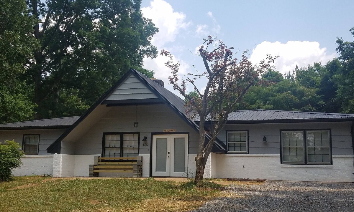 Forest City House | The Tin Roof 4bd, 1.5bth Conveniently located in Forest City near 74 bypass