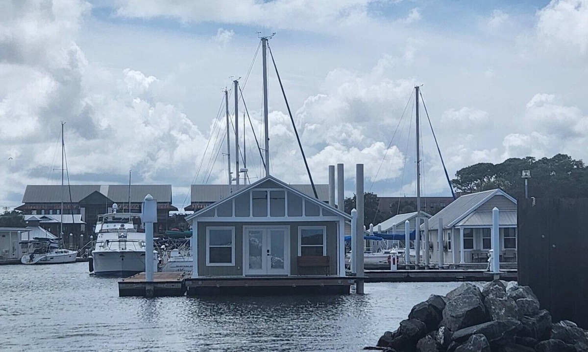 Downtown Boat Rental | The View! Hidden Gem! Pristine! Quiet Retreat! Charming! Go fish! Dock a boat!