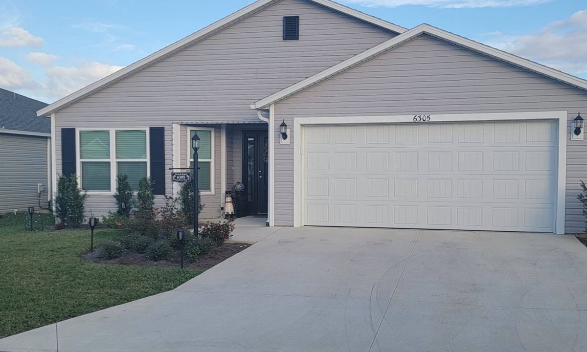 Candler Cottage | The Villages - Cozy home close to live music, activities and golf.