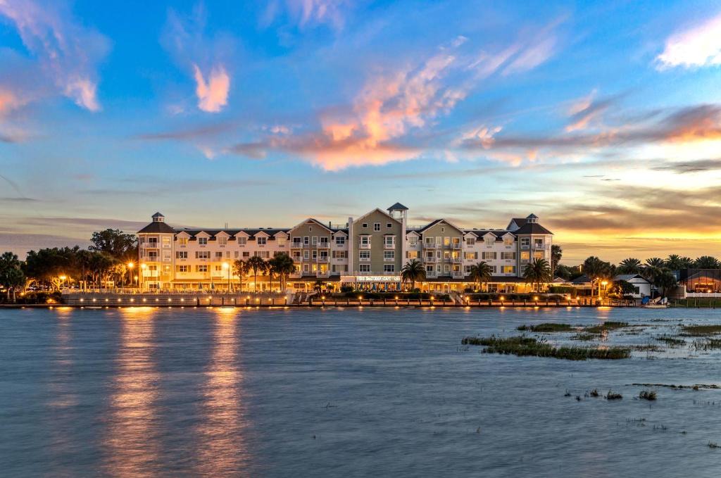 Lake Sumter Landing Hotel | The Waterfront Inn