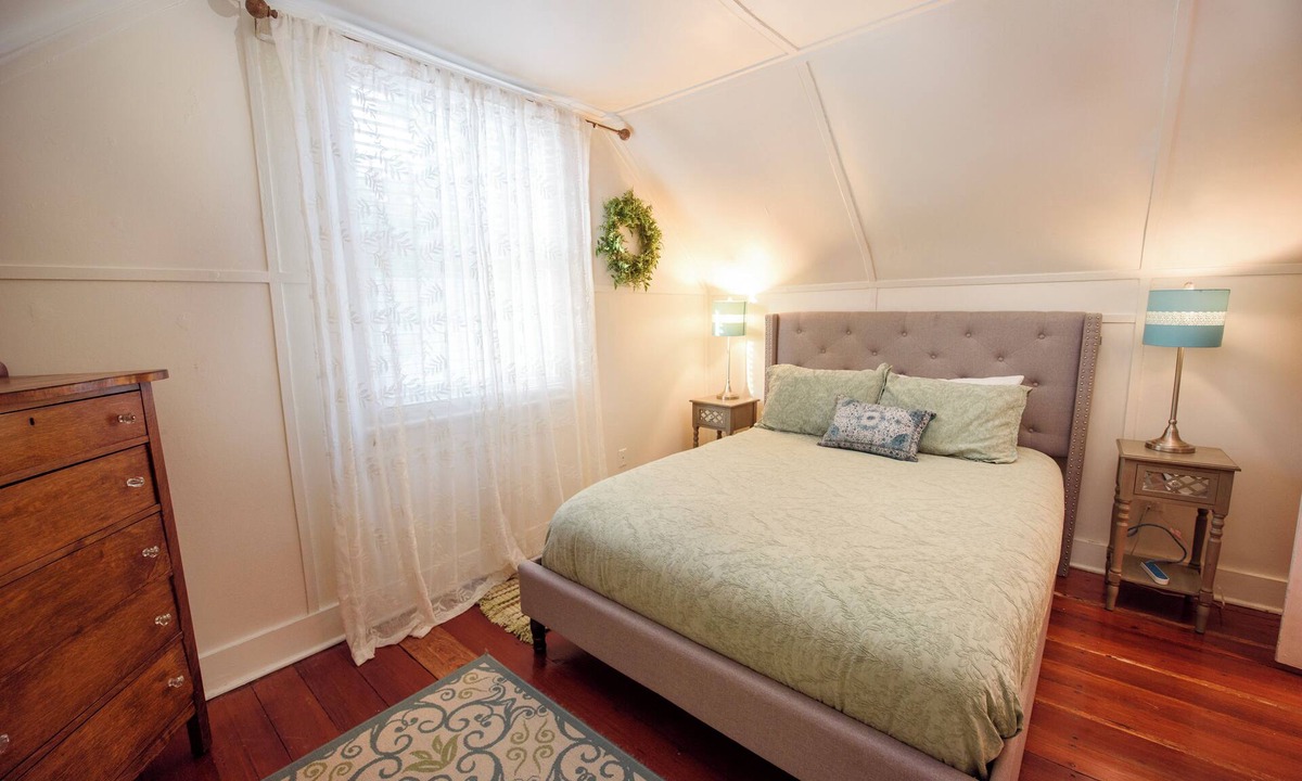 Gainesville Cottage | The White House, a charming 2-bedroom cottage in Downtown Gainesville