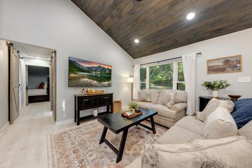 Eagleton Village House | The White Lodge 4BDR Sleeps 8 with Fire Pit