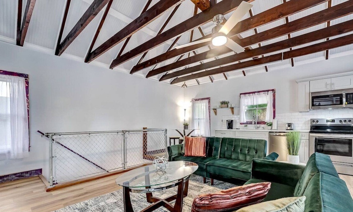 Springfield House | The whole group will enjoy easy access to everything from this centrally located downtown place