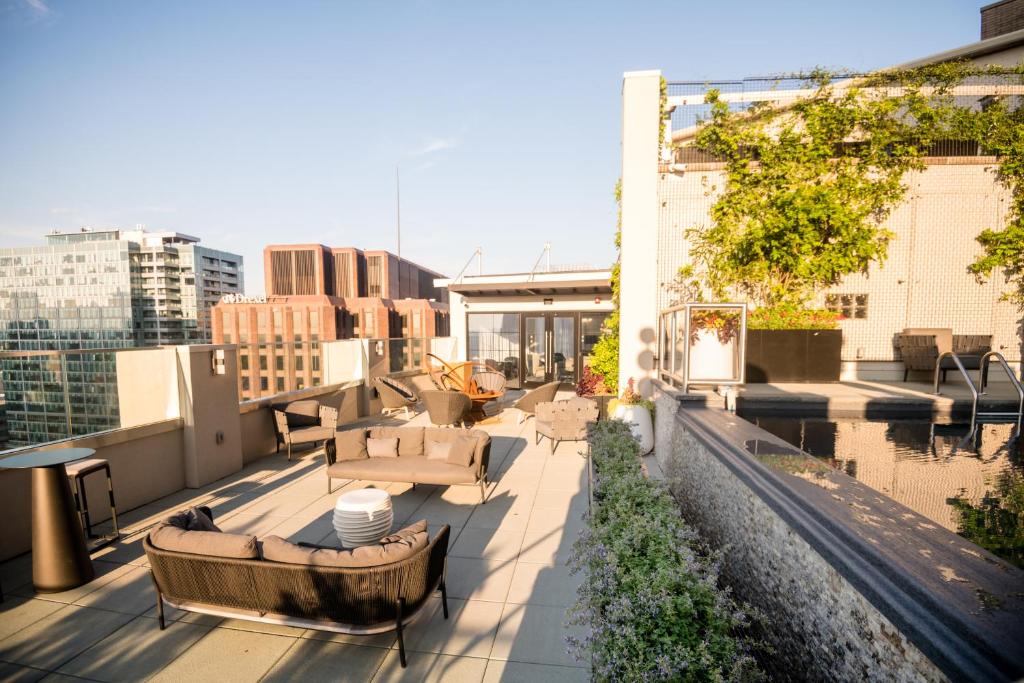 Logan Square Hotel | The Windsor Suites