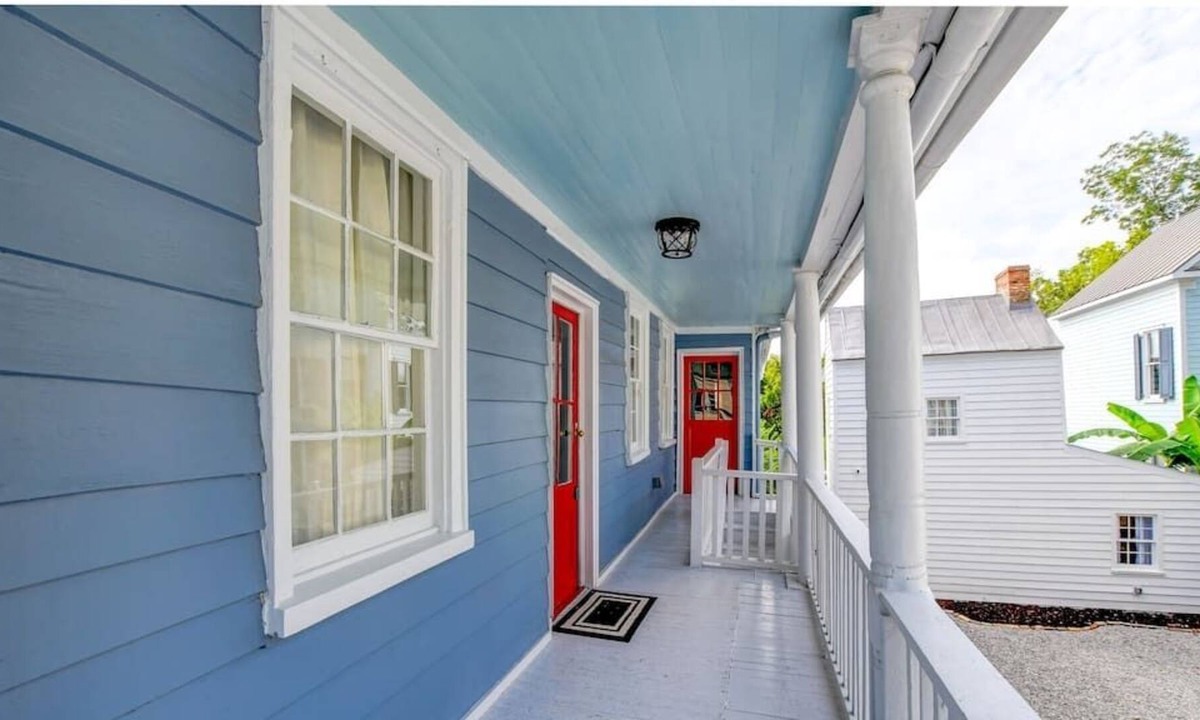 Downtown Charleston Apartment | This apartment is a 3 bedroom(s), 2 bathrooms, located in Charleston, SC.