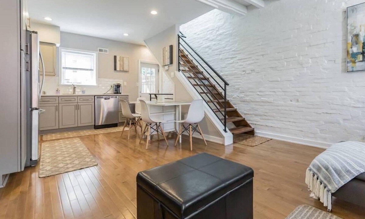 Graduate Hospital Apartment | This apartment is a 2 bedroom(s), 1 bathrooms, located in Philadelphia, PA.