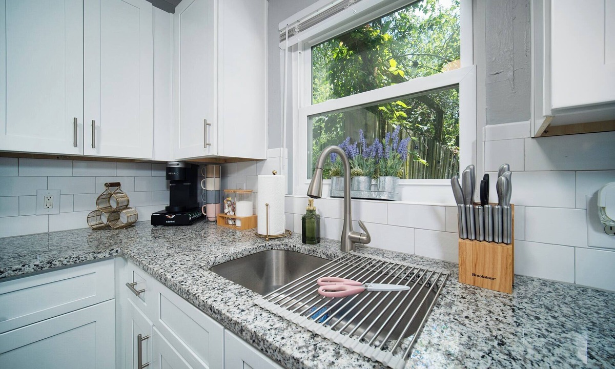 Murray Hill House | This house is a 2 bedroom(s), 1 bathrooms, located in Jacksonville, FL.