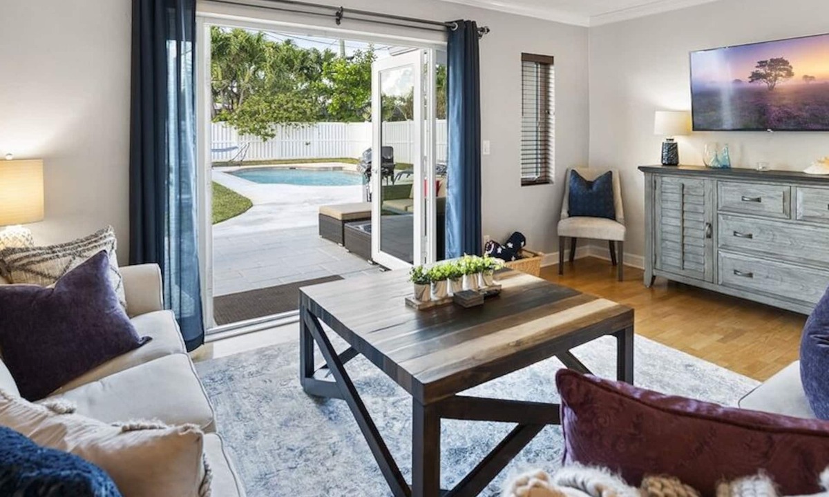 South Corals House | This house is a 3 bedroom(s), 2 bathrooms, located in Oakland Park, FL.